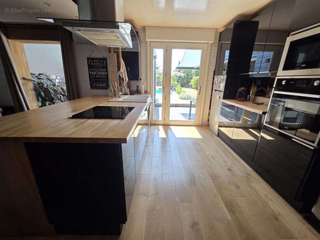 Superbe maison renovee offrant 132m² sur 495m² ac piscine !! - photo 3