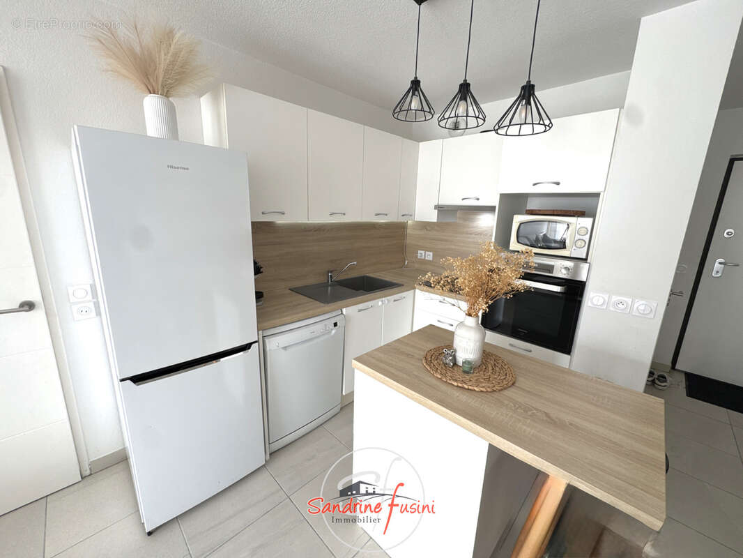 Superbe Appartement 3 pièces au premier et dernier étage avec deux parkings en sous sol. - photo 4