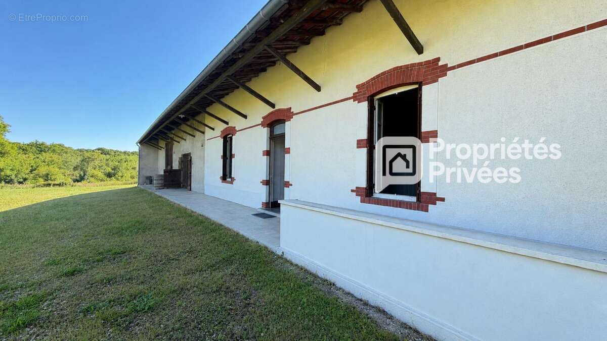 Sur 2700 m2 de terrain, belle ferme à rénover - photo 2