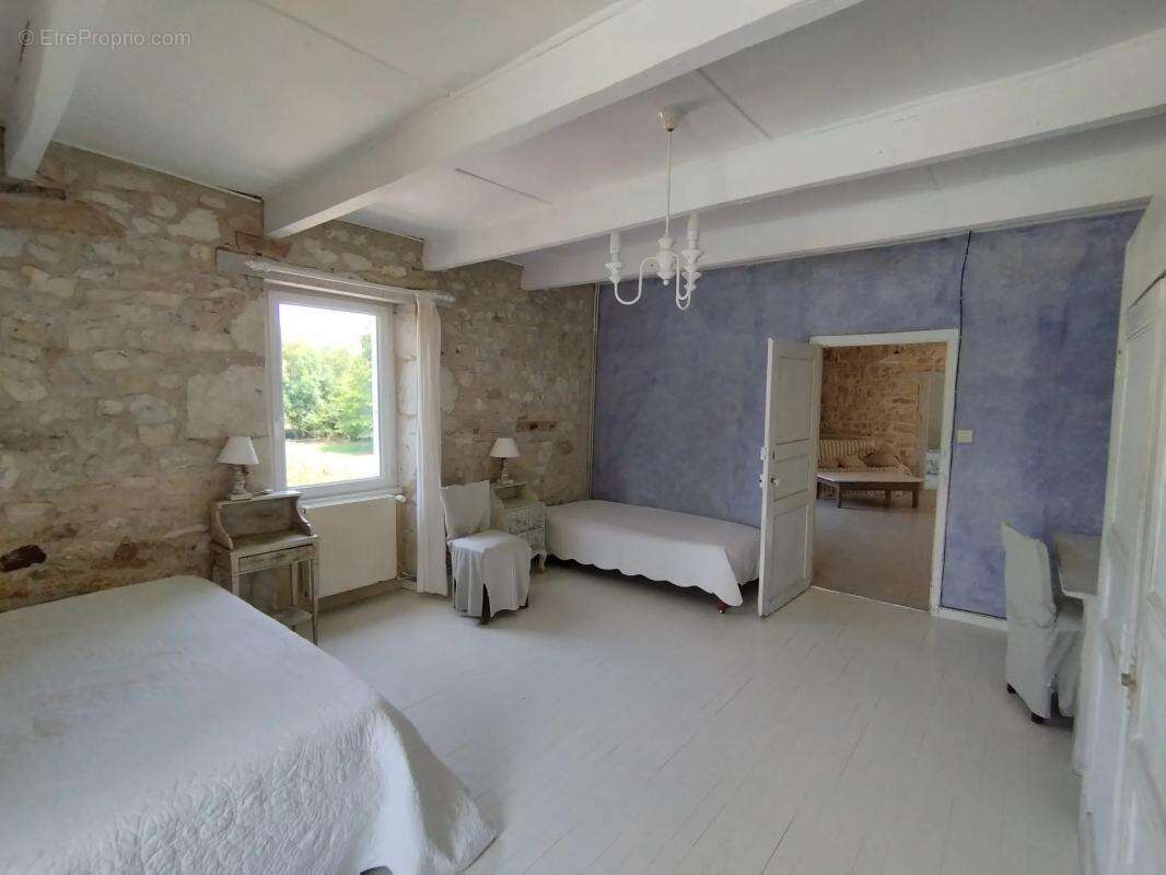 Maison à CASTELNAU-MONTRATIER