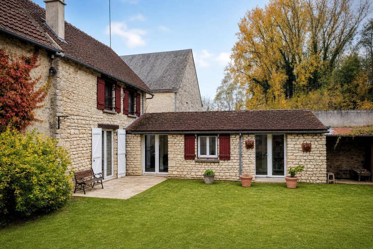 Maison à YEVRE-LA-VILLE