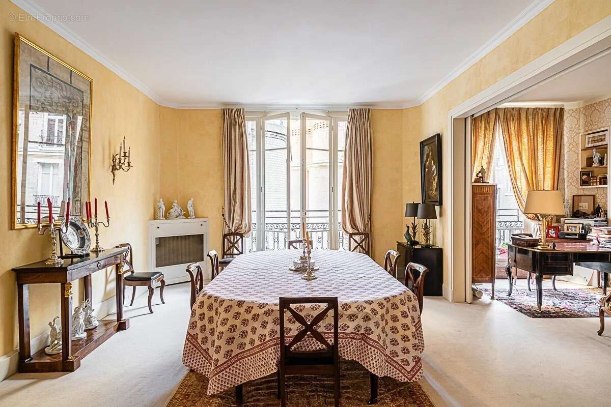 Appartement à PARIS-16E