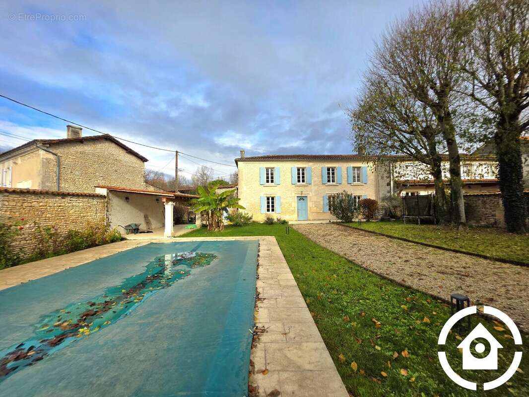 Maison à GENSAC-LA-PALLUE