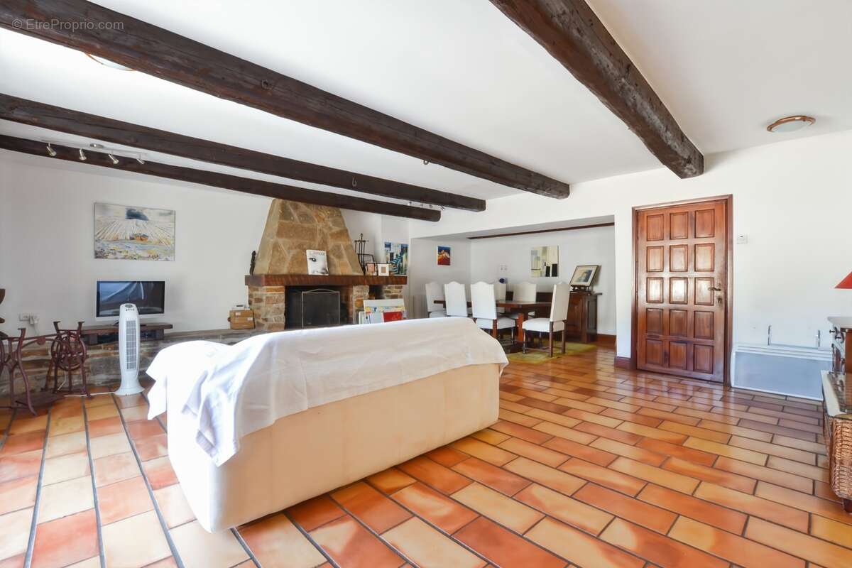 Maison de caractère 186 m² – 5 chambres dont 4 suites parentales – Terrasse – Causses-et-Veyran - photo 3