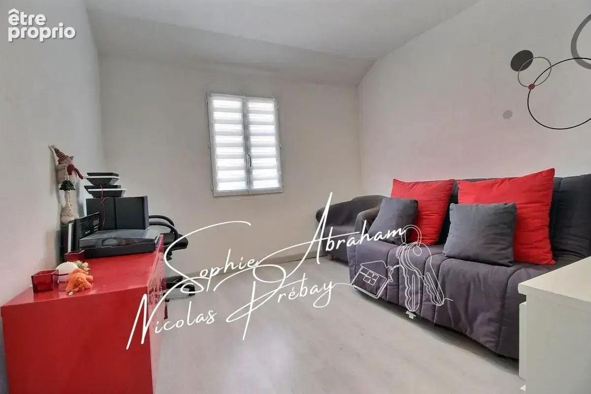 Maison en pierres avec cour close de murs et dépendances - photo 8