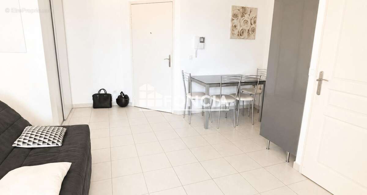 Studio avec balcon / immeuble recent - photo 3