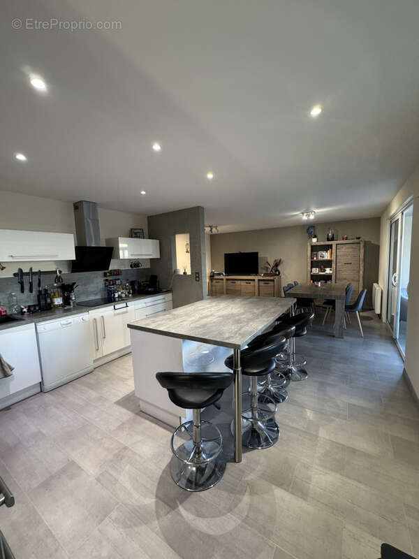 Appartement à VEAUCHE