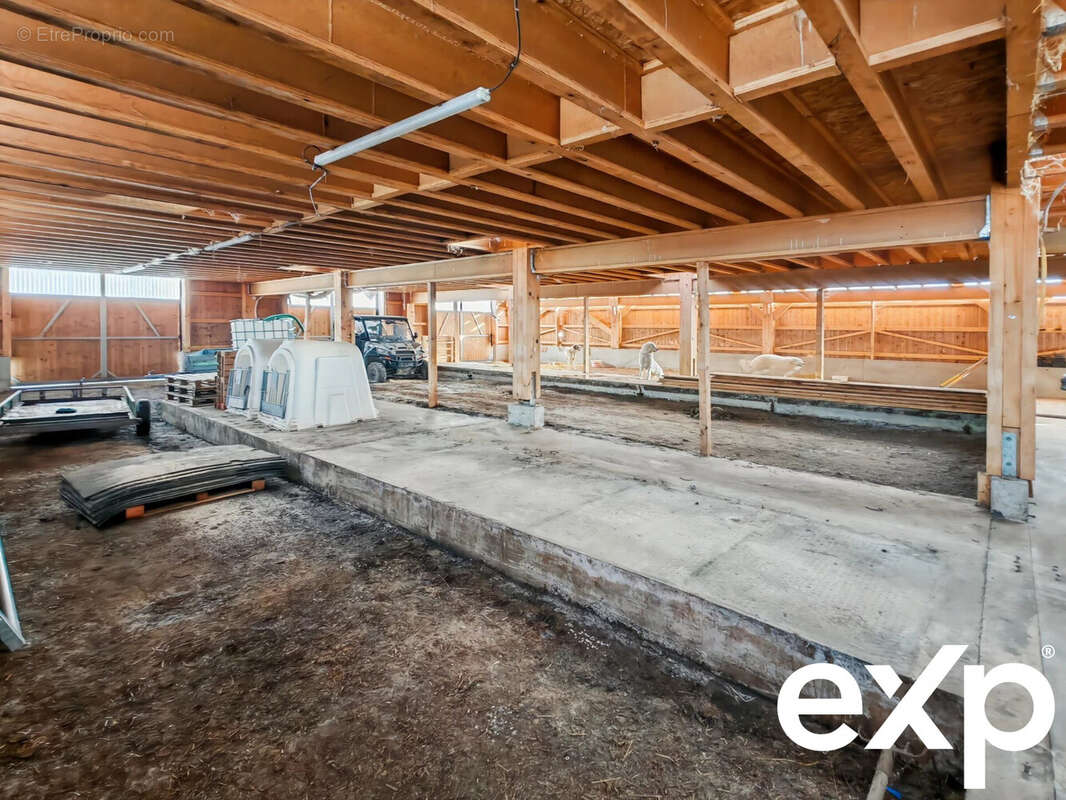 Commerce à LA RIVIERE-ENVERSE