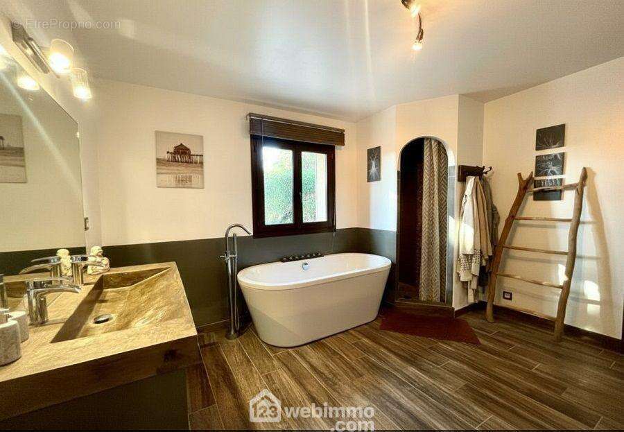 Une salle de bain confortable avec baignoire, douche, WC séparés. - Maison à SAINTE-MAXIME