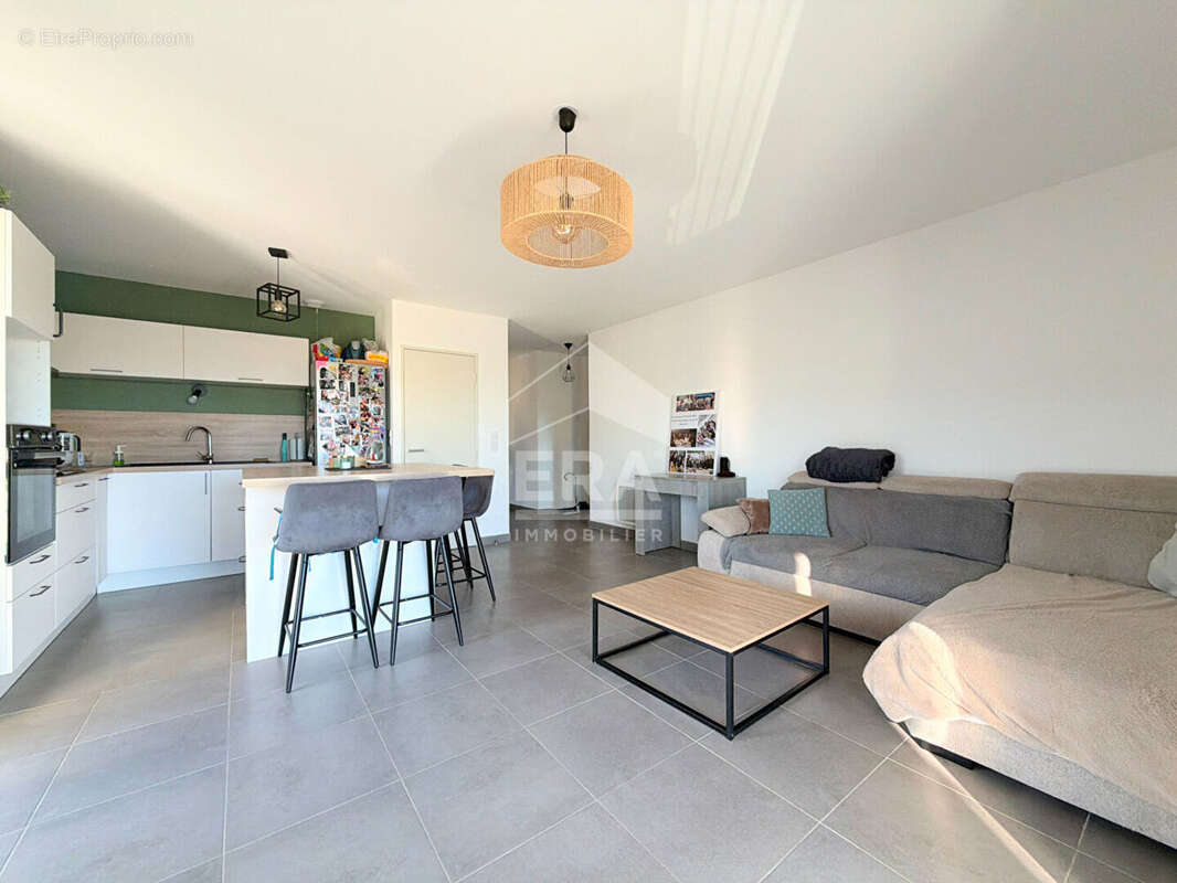 Appartement à SENAS