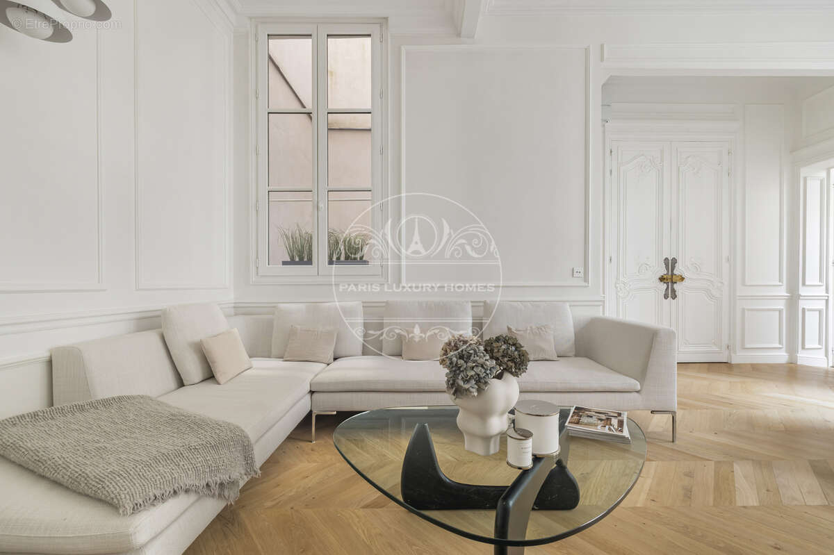 Appartement à PARIS-1E