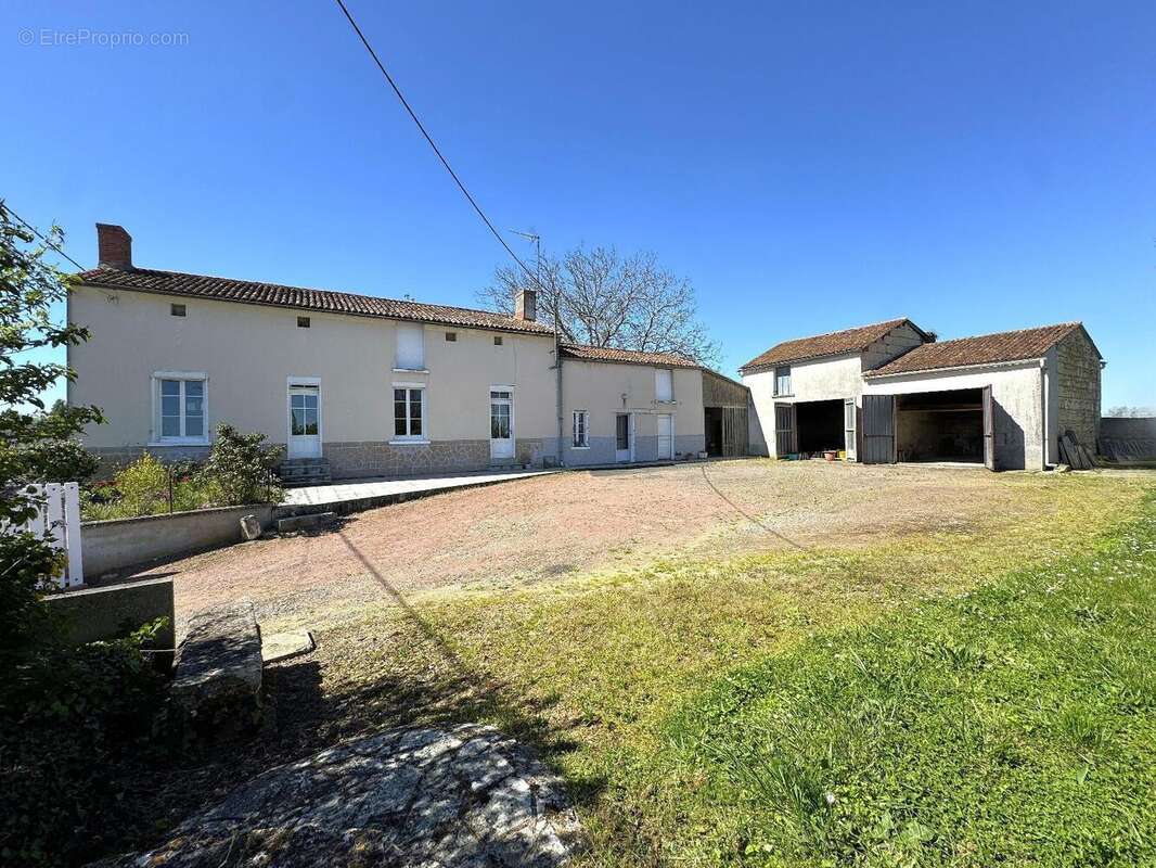   - Maison à ARGENTON-L'EGLISE