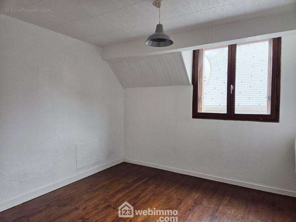 L'espace nuit est composé de 2 chambres dont une de 11 m² avec un placard intégré. - Appartement à SAINT-JEAN-DE-MAURIENNE