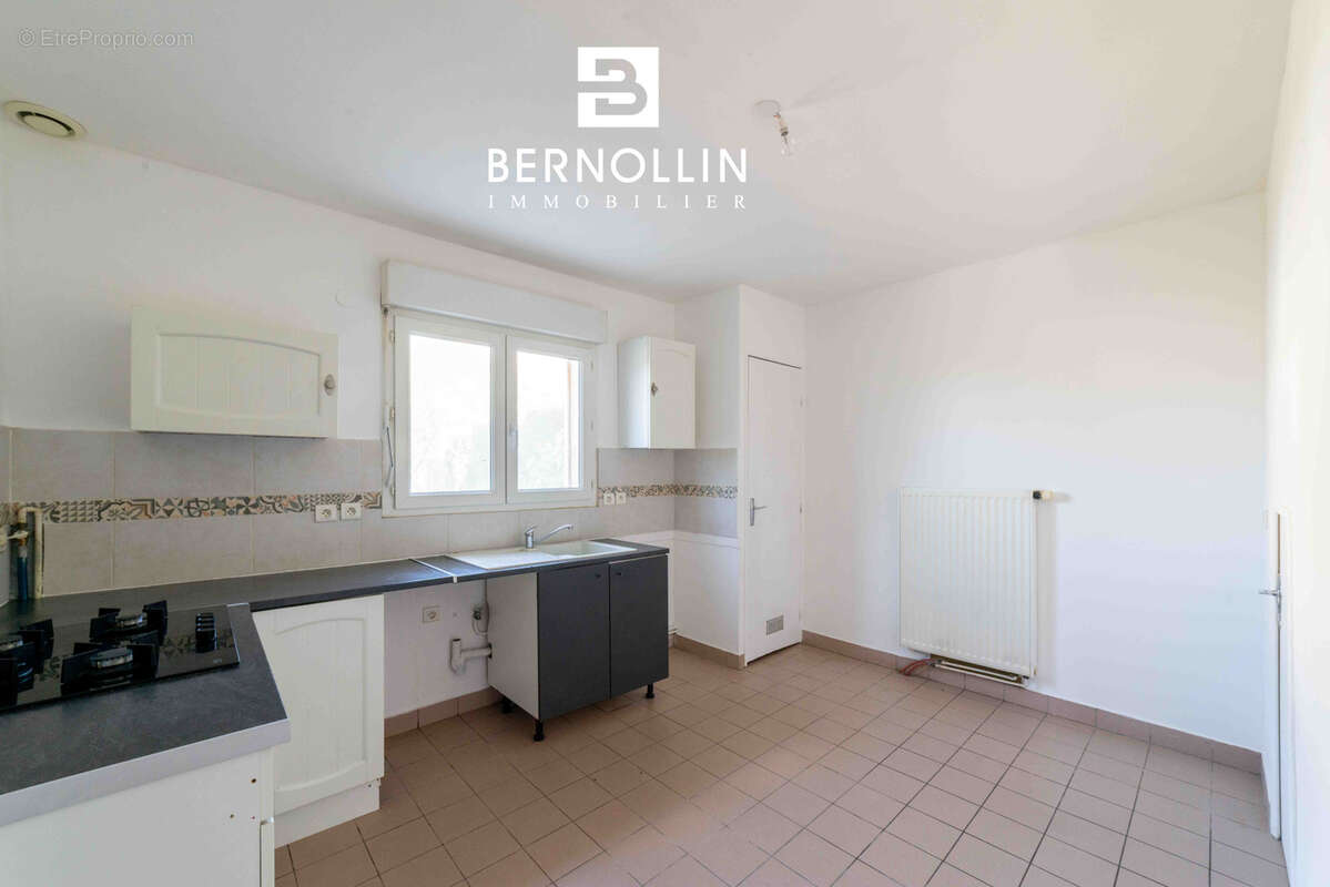 Maison 82 m2, 3 chambres et garage sur terrain de 540 m2 - MONTREVEL EN BRESSE CENTRE - photo 4
