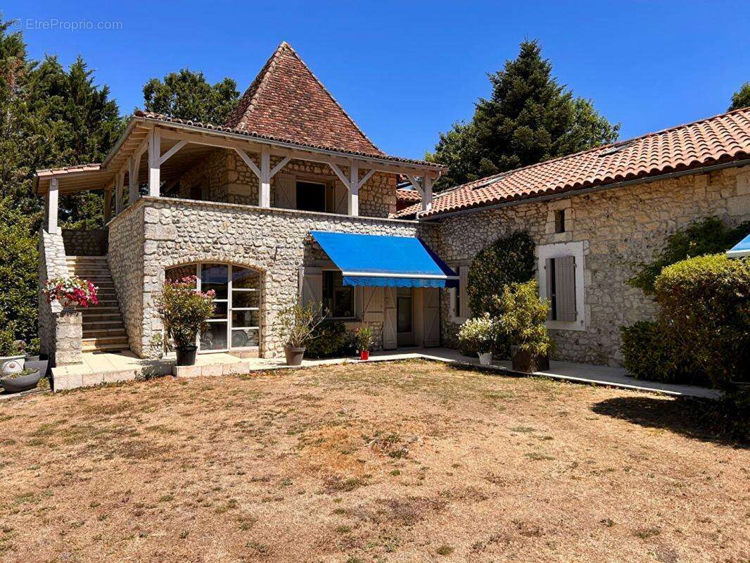 Propriété d'Exception au coeur du Périgord : Un héritage du XIVe siècle sublimé par la modernité, 270 m² habitables, 7ha de terr - photo 5