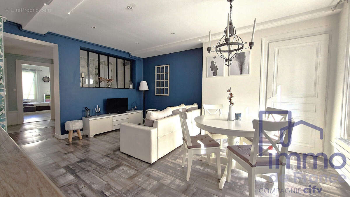 salon/salle a manger - Appartement à SAINT-ETIENNE