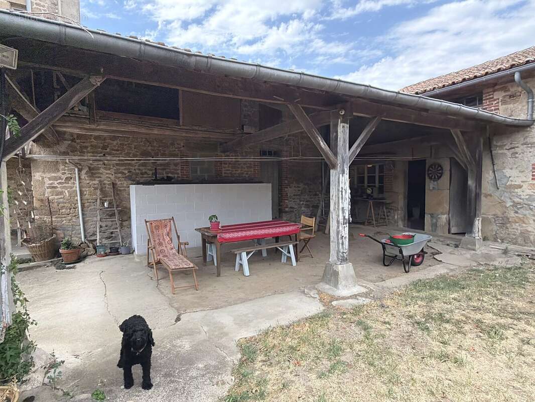 Spacieuse maison de hameau offrant une configuration modulable, de superbes espaces extérieurs et des granges - photo 16