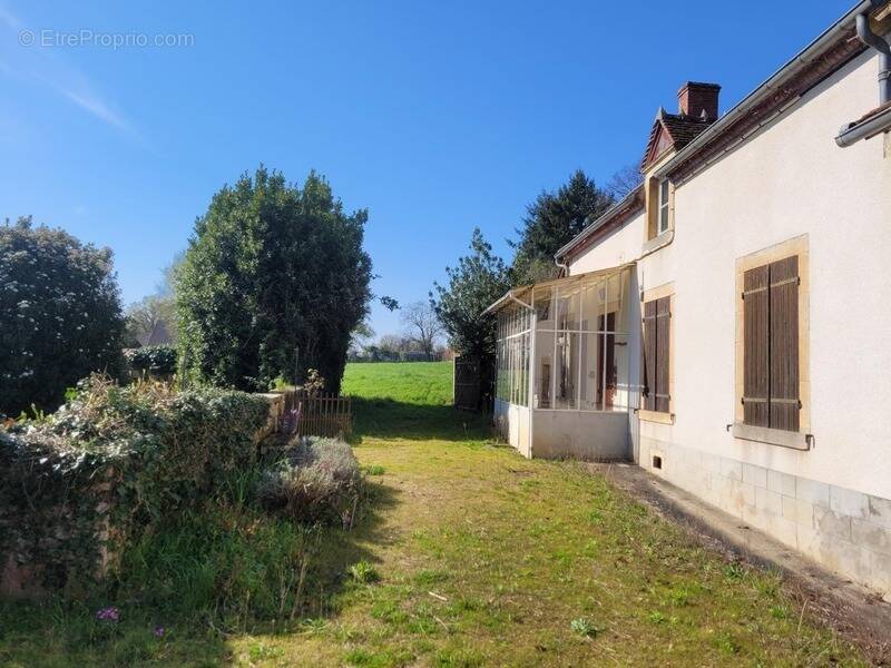 Maison à AINAY-LE-CHATEAU