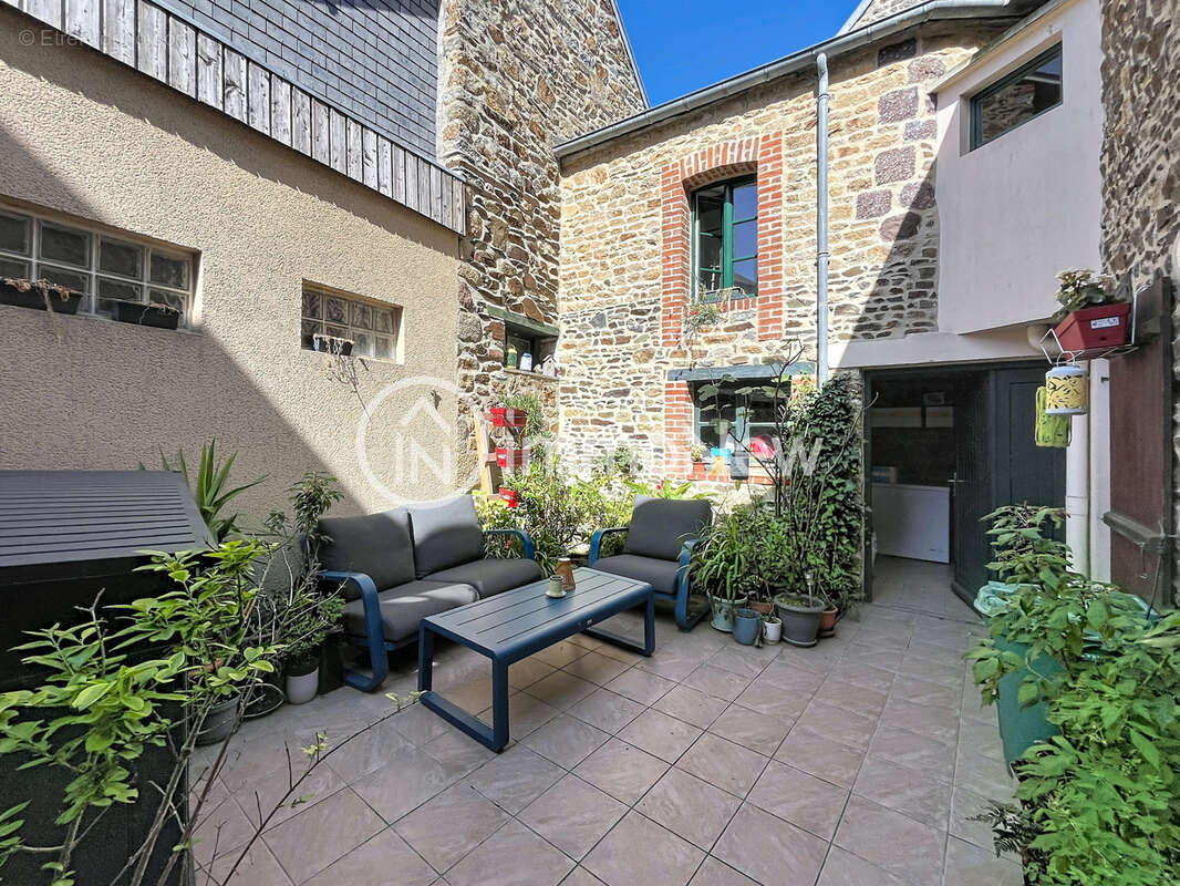 Une maison dans le bourg de SAINT JEAN LE THOMAS - photo 10