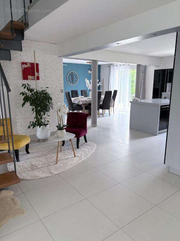 Volumes, luminosité et cadre privilégié pour cette belle maison familiale - photo 3