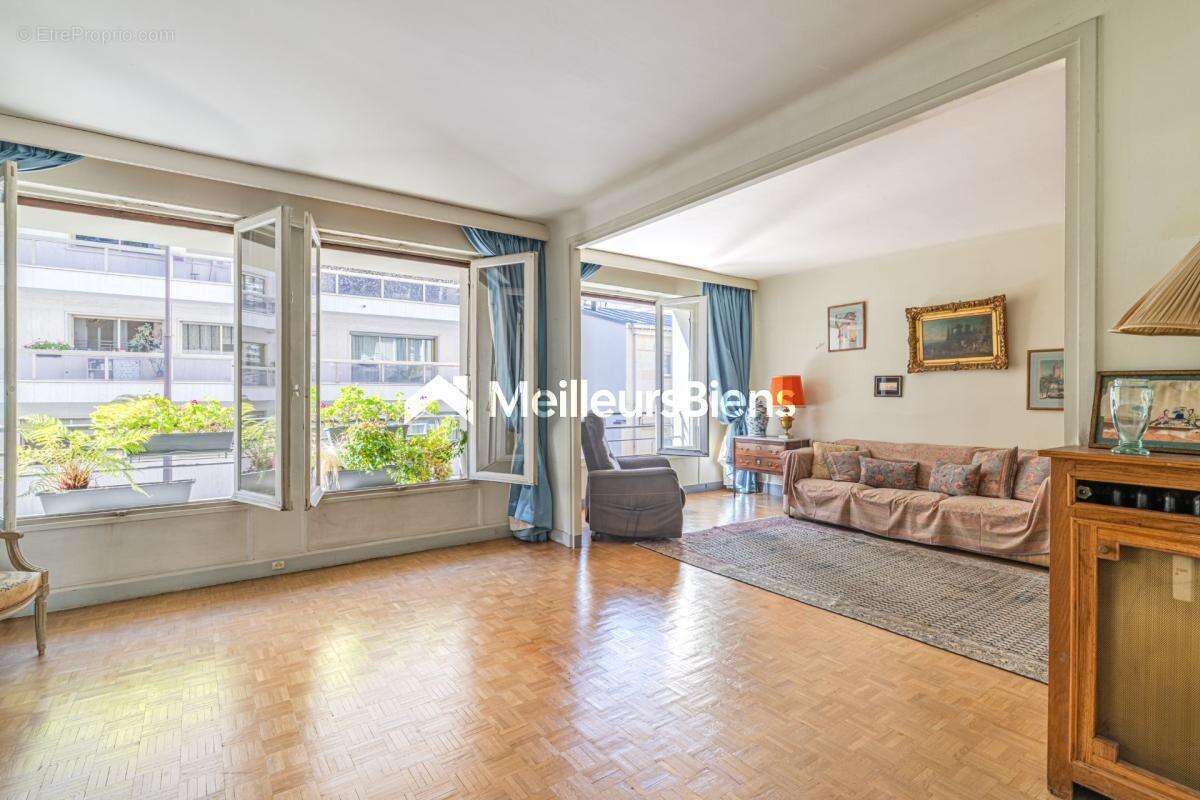 Appartement à PARIS-16E