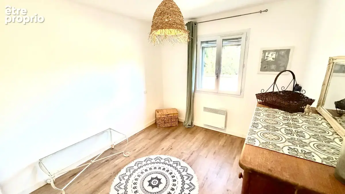 Villa de plain pied sur 442 m² de terrain, clos, arboré et paysagé. - photo 13