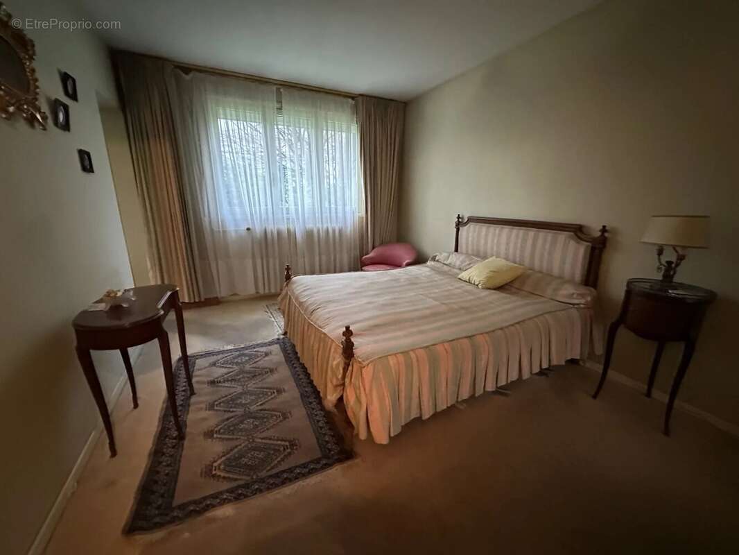 Maison à LE MESNIL-SAINT-DENIS