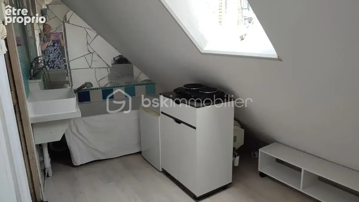 Chambre de service sous combles avec point d'eau et baignoire - photo 3