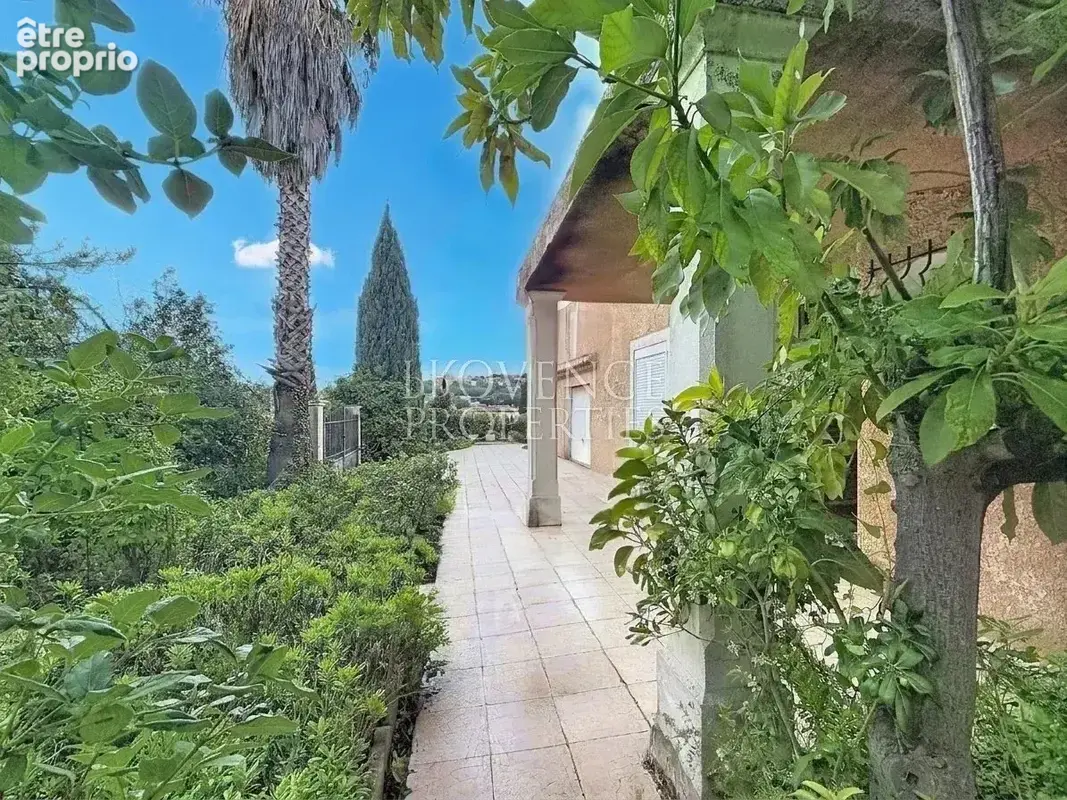 CARQUEIRANNE – Villa 154 m² avec vie de plain-pied, terrain piscinable de 857 m², à 5 min des plages - photo 1
