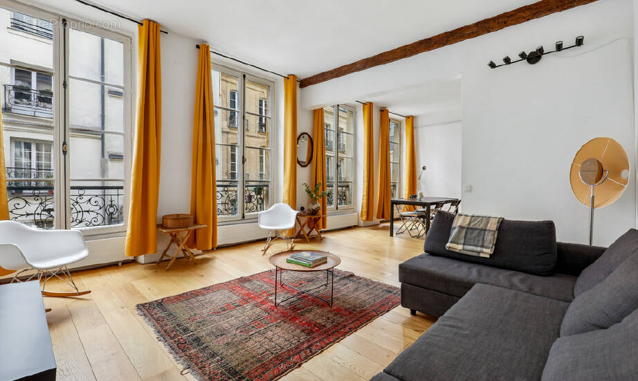 Appartement à PARIS-1E