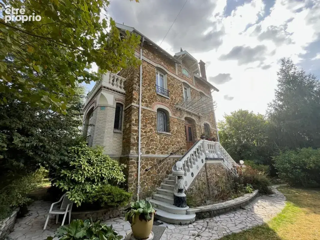 Central et calme sur 1400m² de terrain ! Propriété meulière de caractère de 250m² comprenant séjour triple et 5 chambres, sur un - photo 2