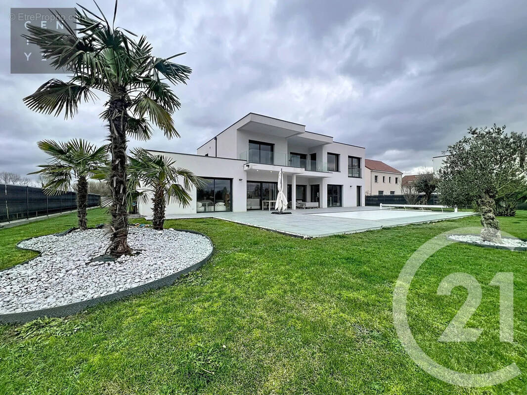 Maison à LA CHAPELLE-SAINT-LUC