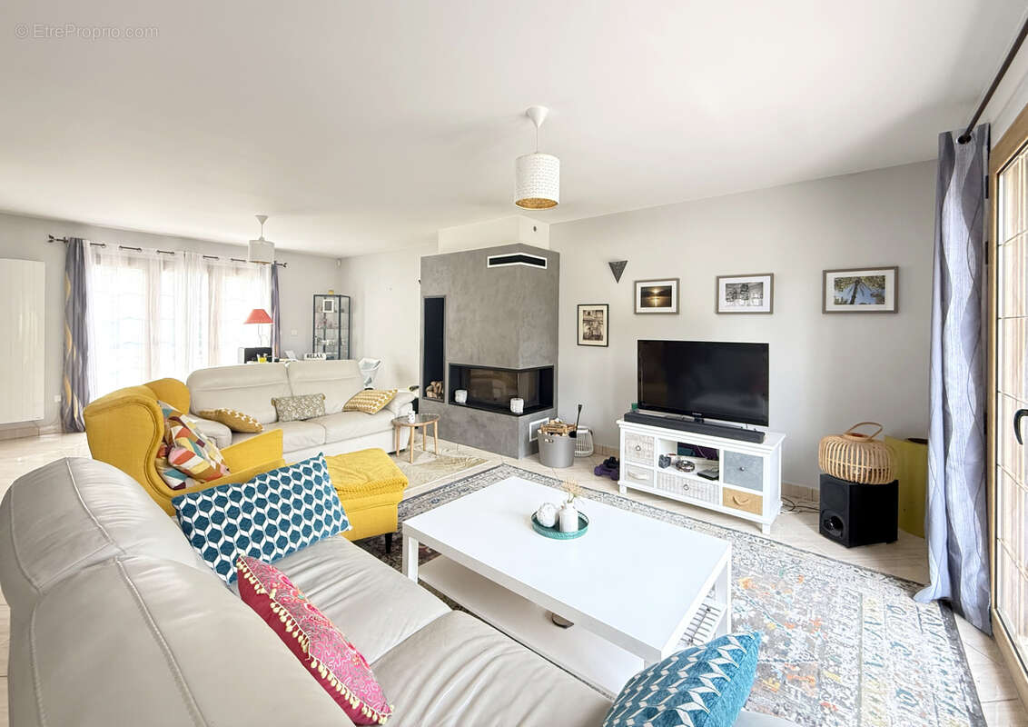 Maison à LA QUEUE-LES-YVELINES