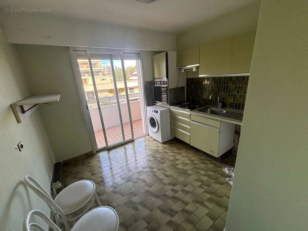 Appartement à SAINT-LAURENT-DU-VAR