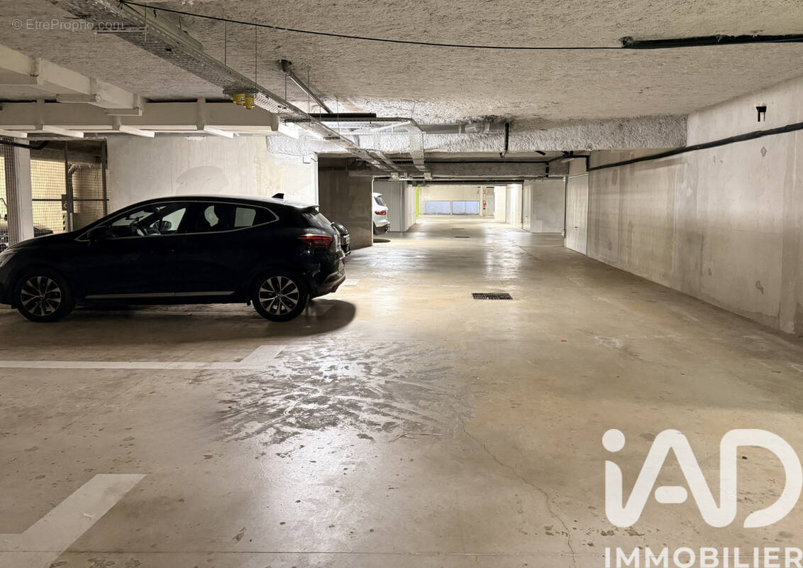 Photo 1 - Parking à GUYANCOURT