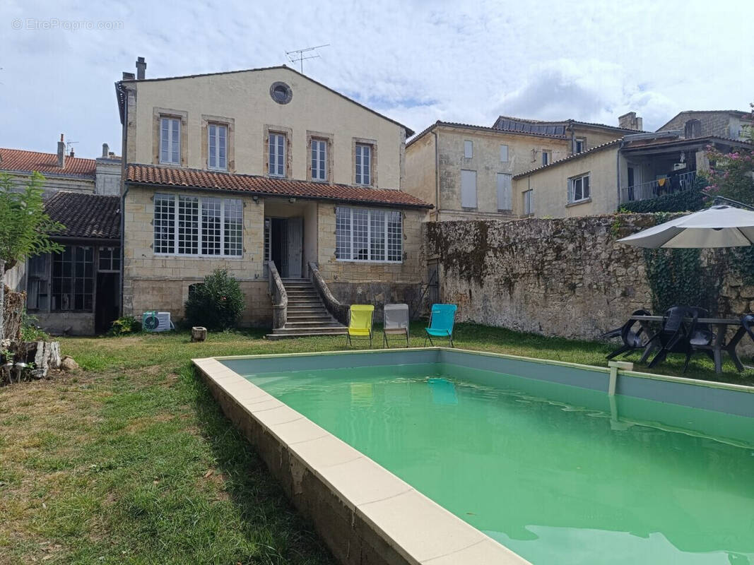 Maison à COUTRAS