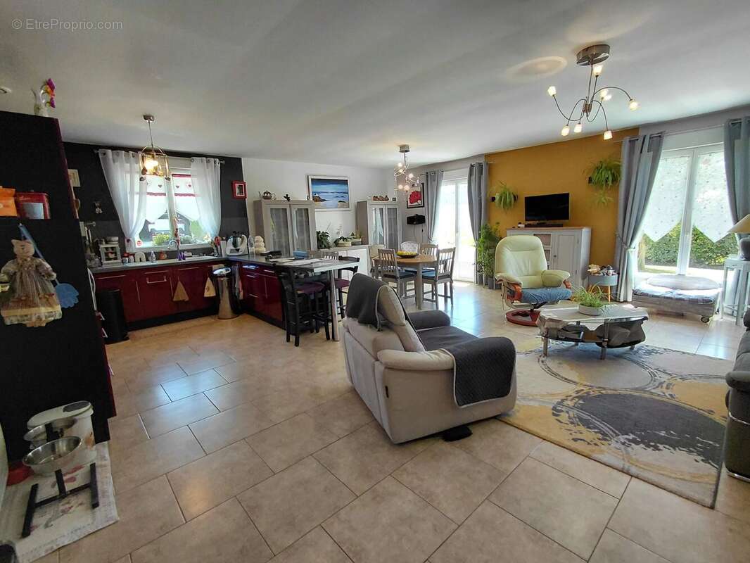 Maison de plain-pied avec double garage, atelier et terrain de 1 200 m² - photo 5