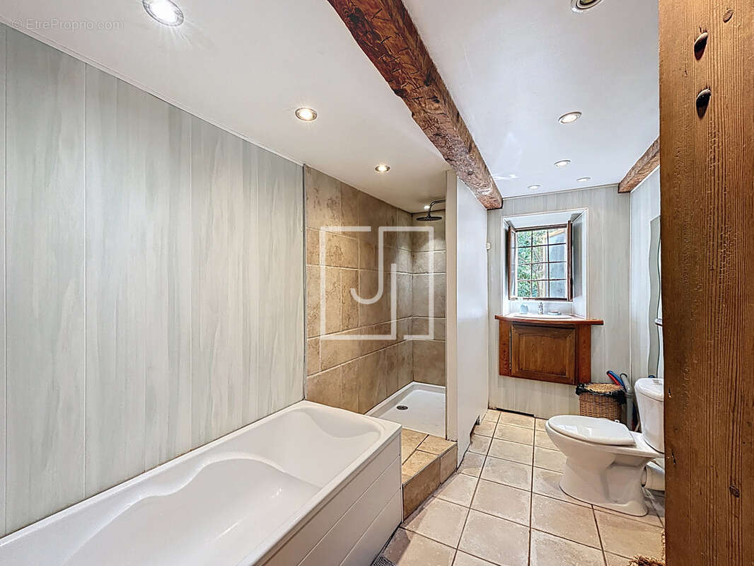 Maison à MEOLANS-REVEL