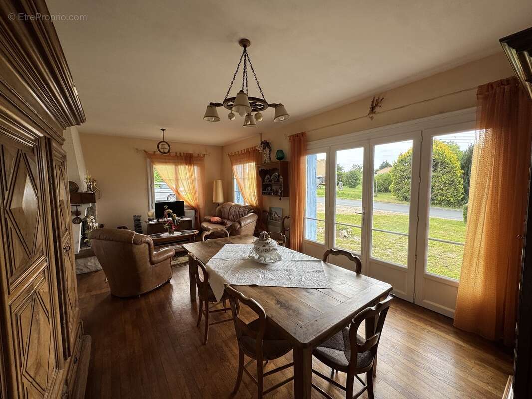 Maison 249 m² à Berneuil  - photo 18