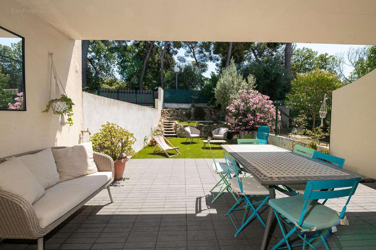 Entièrement rénové, 2 stationnements, terrasses & jardin - photo 3