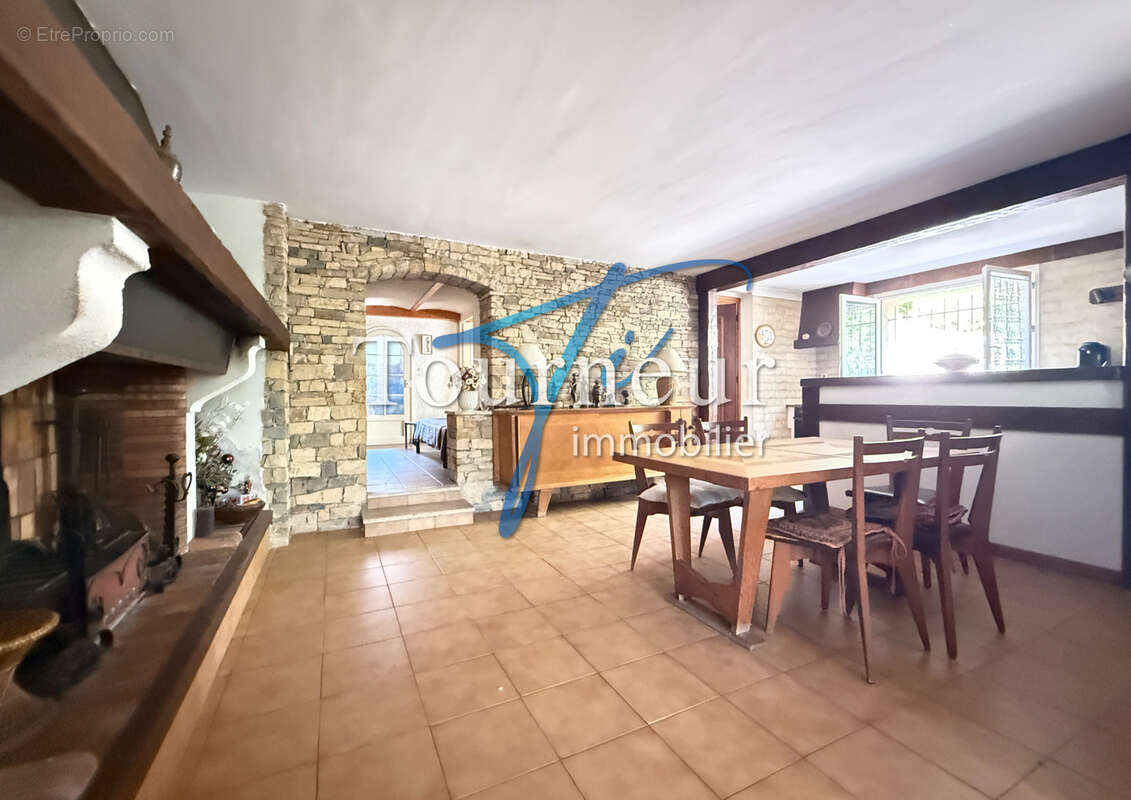 Tres rare sanary hypercentre villa traditionnelle de 183m2 divisee en deux grands appartements - photo 9