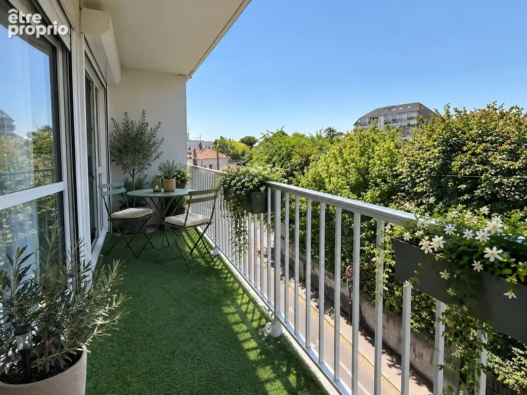 Bordeaux Saint-Augustin   T2 rénové avec grand balcon, cave et parking - photo 3