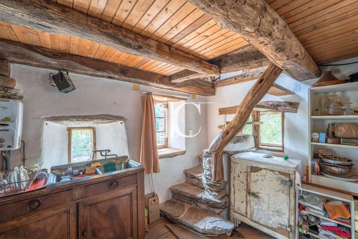 Mas du xviii? à restaurer avec 5 ha de terrain - photo 7
