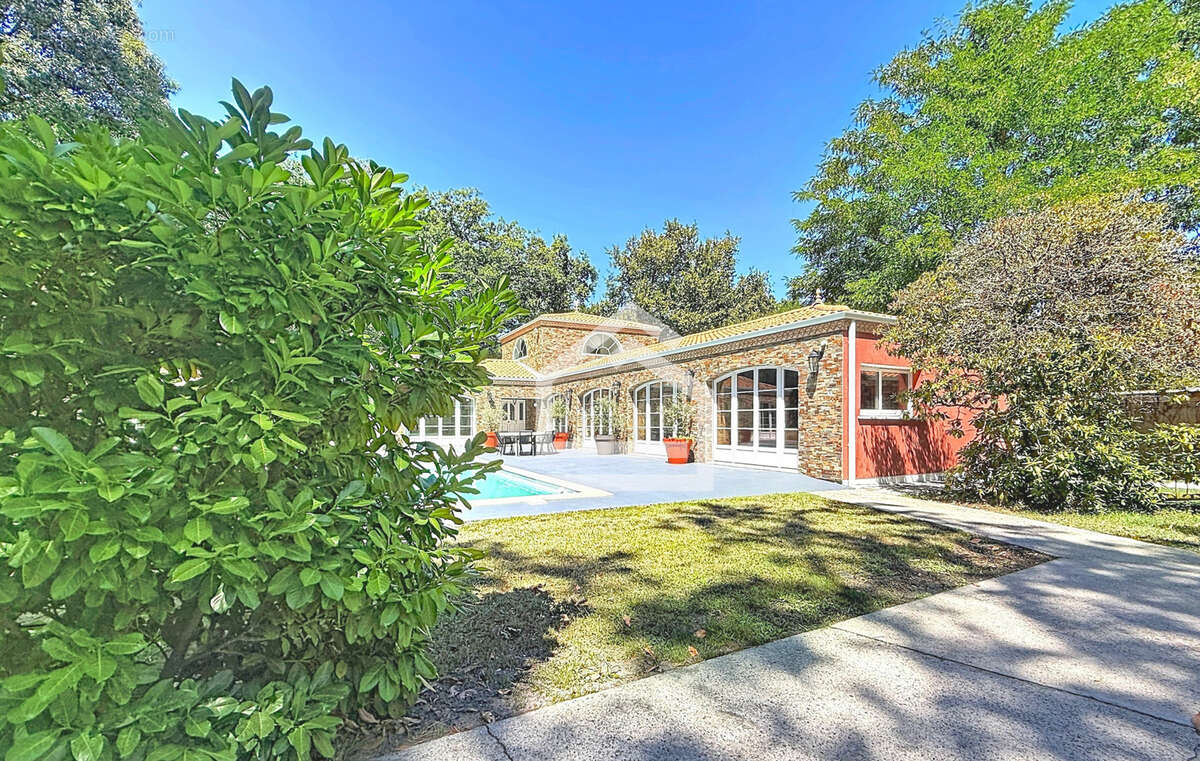 Élégante maison avec dépendance, parc paysager, piscine et au calme - photo 13