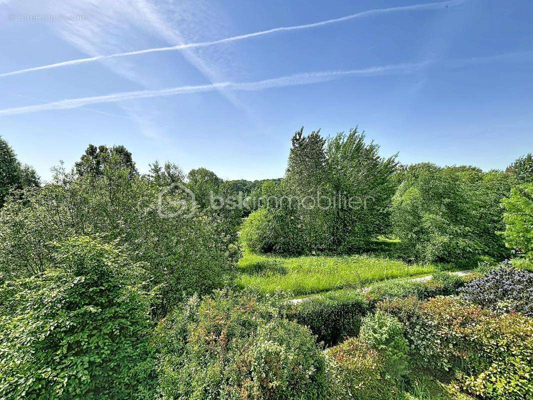 Appartement à MARNES-LA-COQUETTE