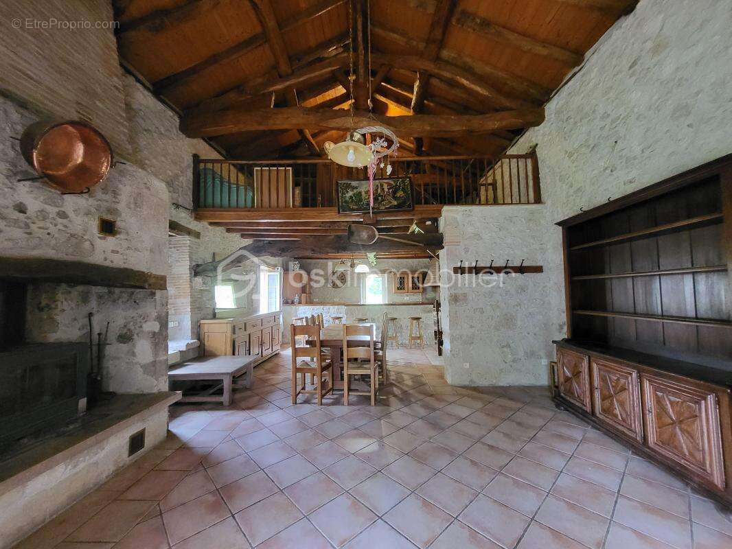 Maison en pierre+ maison locative-hangar et dependances sur parcelle de 8000 m² - photo 4