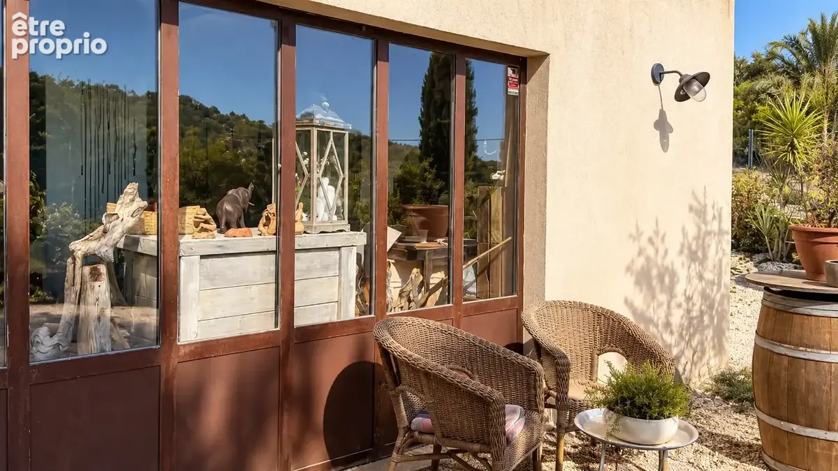 Ollioules - Villa aux beaux volumes avec aperçu mer et fort potentiel - photo 11