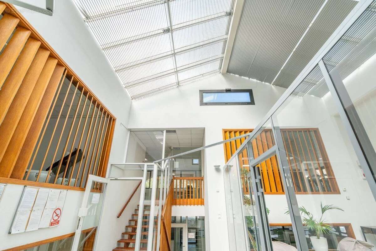 Commerce à VALBONNE