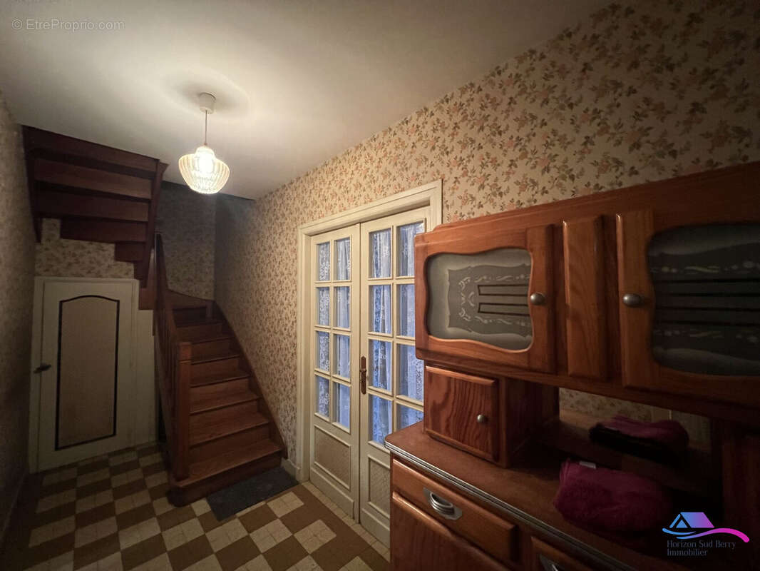 HALL - Maison à CHATEAUMEILLANT