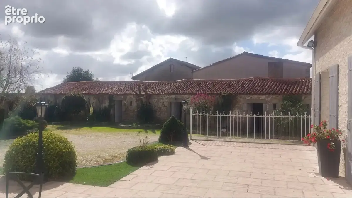 Maison 10 pièces 190 m² à vendre à Nueil-Les-Aubiers (79250) - photo 18